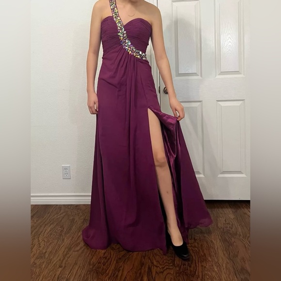 Kasey J Evening Gown with Leg Split (Pantone color) Size 2 - Picture 2 of 8
